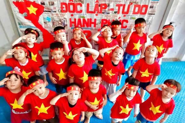 Bé làm băng rôn chào mừng quốc khánh 2.9